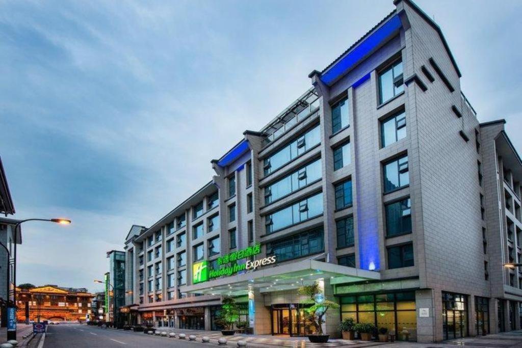 Holiday Inn Express Dujiangyan Ancient City Exterior photo